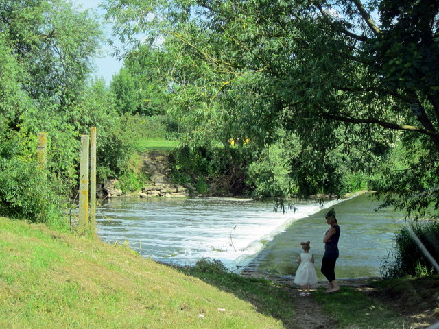 File:Weir on River Avon at Harvington - geograph.org.uk - 3546396.jpg