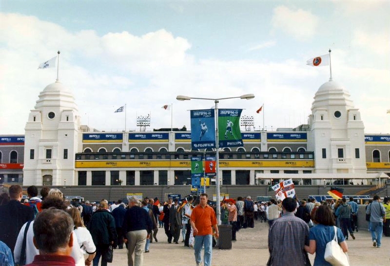 File:Wembley Twin Towers (retouched).jpg