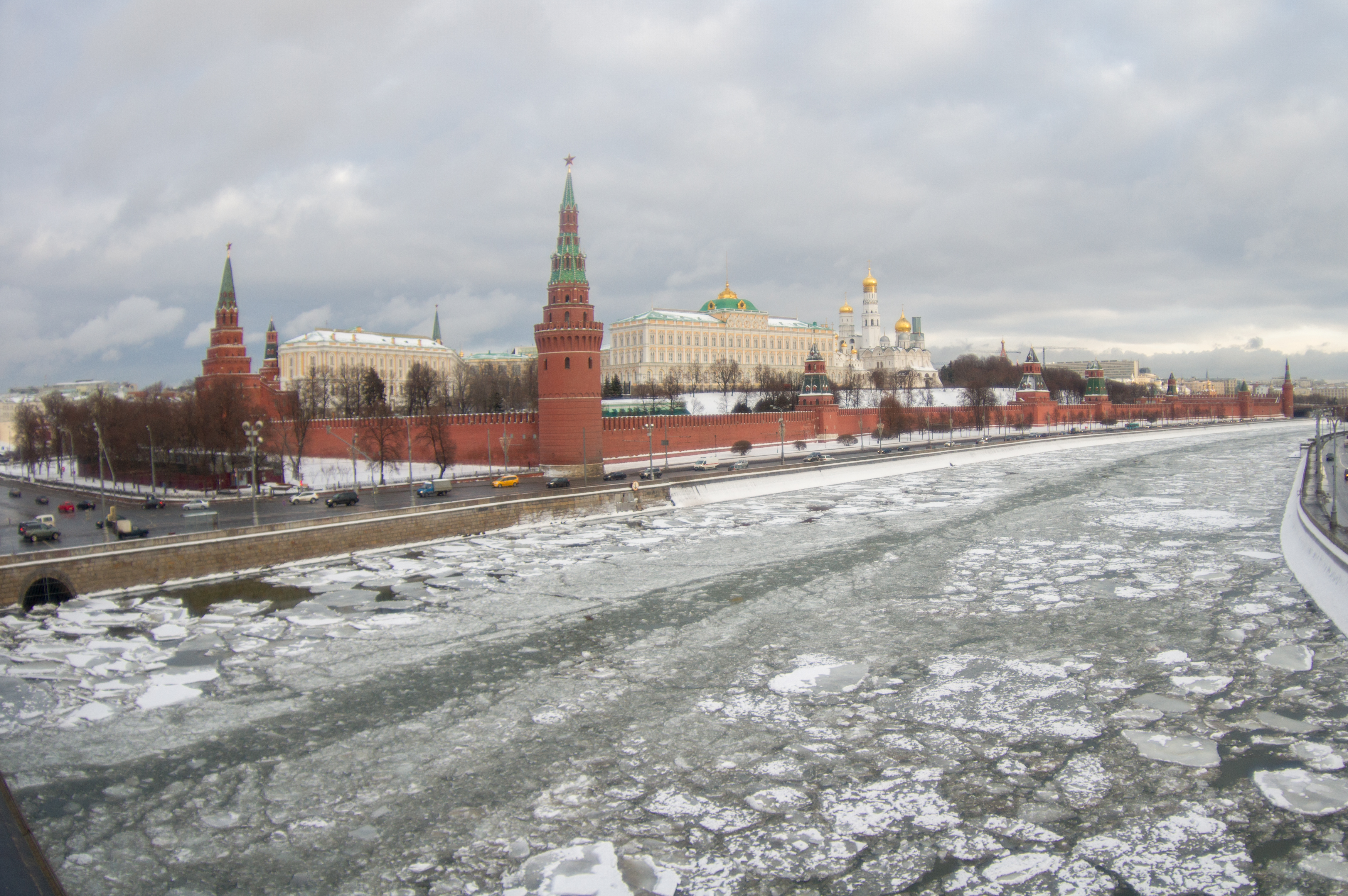 Кремль с Пречистенской набережной