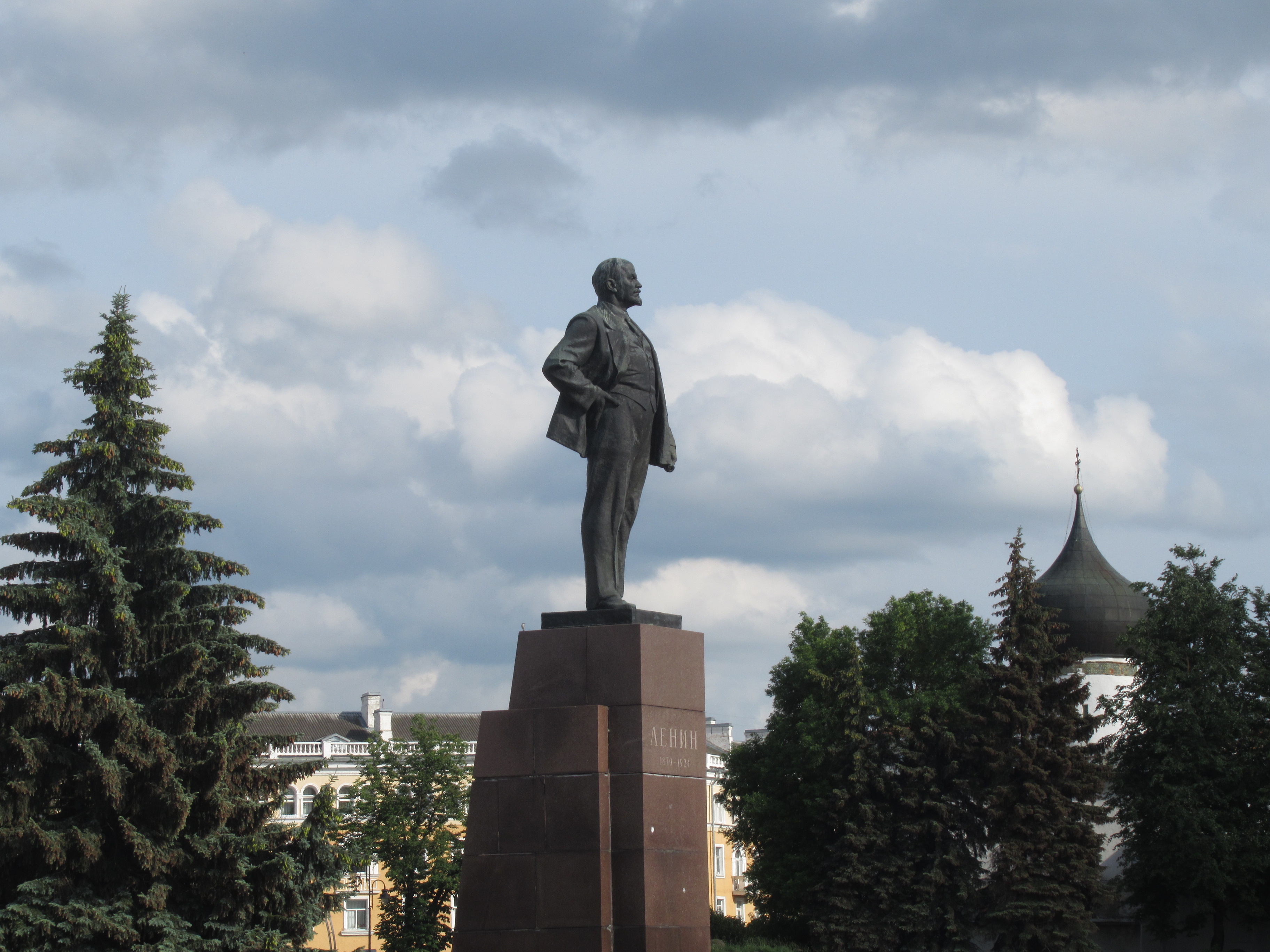 Дмитровский Погост памятник Ленину и