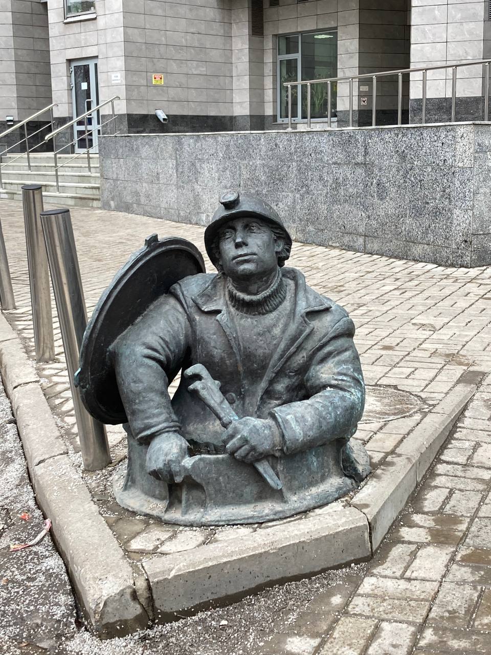 Файл:Памятник сантехнику. Москва. 2023 г.jpg