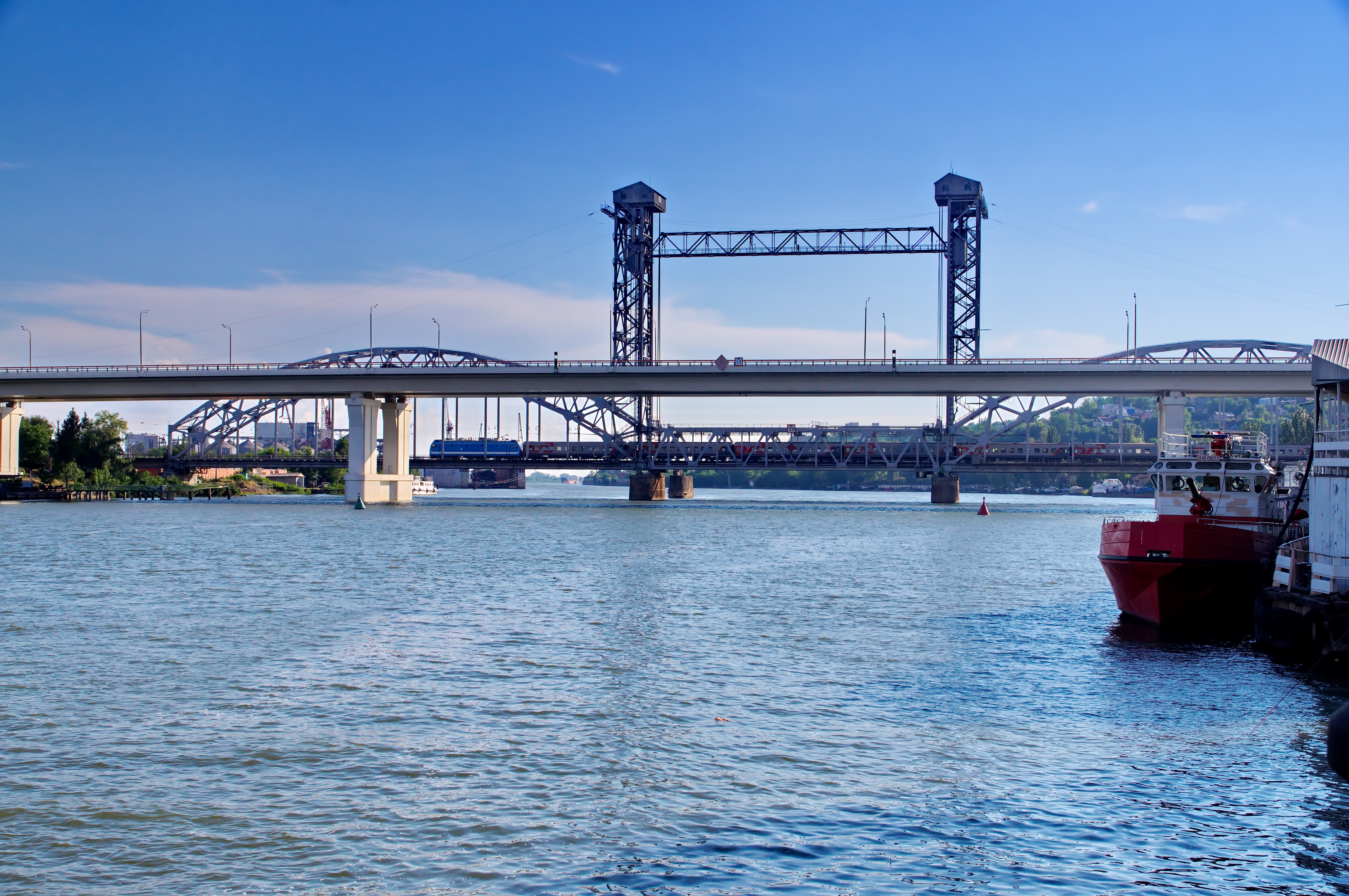 Don bridges. Ростовский разводной Железнодорожный мост. Ростовский Железнодорожный мост через реку Дон. Разводной мост в Ростове на Дону Железнодорожный. Мост в Ростове на Дону через Дон.