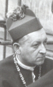 Kanovník Mojmír Melan 16. dubna 1974 při smutečním průvodu na pohřbu kardinála Štěpána Trochty v Litoměřicích