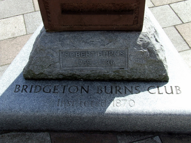 File:Bridgeton Cross Burns memorial - geograph.org.uk - 3497001.jpg