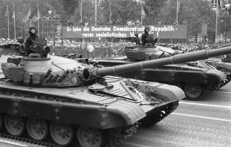 File:Bundesarchiv Bild 183-1988-1007-008, Berlin, 39. Jahrestag DDR-Gründung, Parade.jpg
