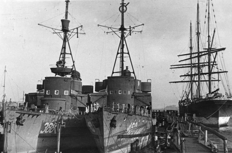 File:Bundesarchiv Bild 183-2005-0715-510, Kiel, Zu Passagierdampfern umgebaute M-Boote.jpg