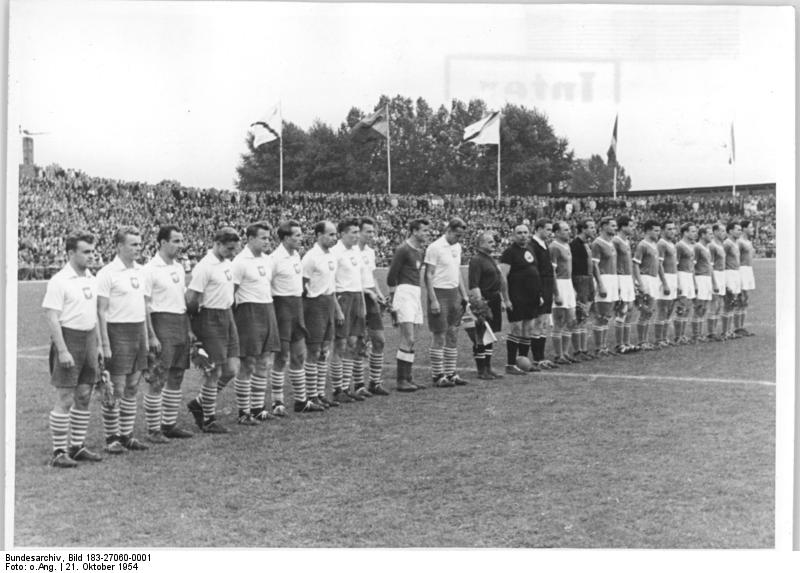 File:Bundesarchiv Bild 183-27060-0001, DDR - Polen, Mannschaftsfoto.jpg