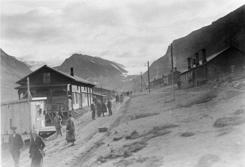 File:Bundesarchiv N 1572 Bild-1925-084, Polarfahrt Dampfer "München", Advent-Bay.jpg