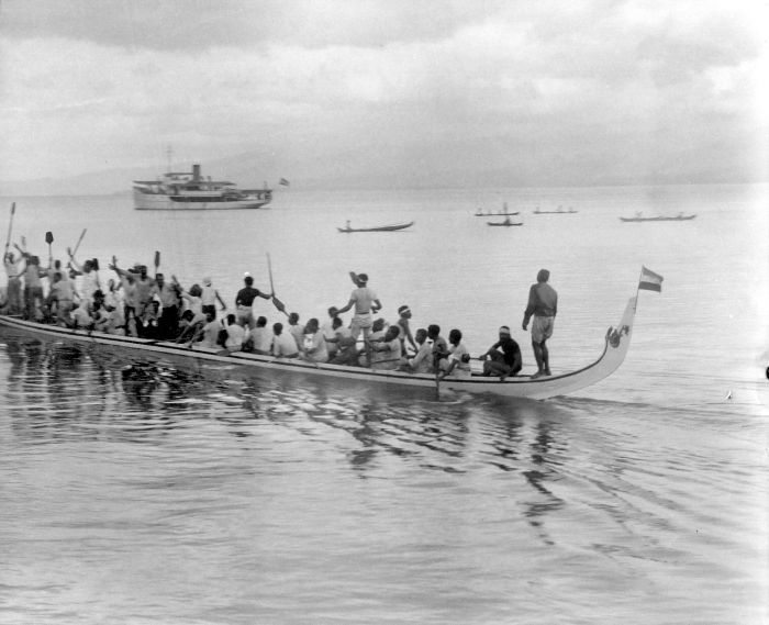 File:COLLECTIE TROPENMUSEUM Deelnemers aan de roeiwedstrijden met prauwen in de Baai van Ambon TMnr 10028213.jpg