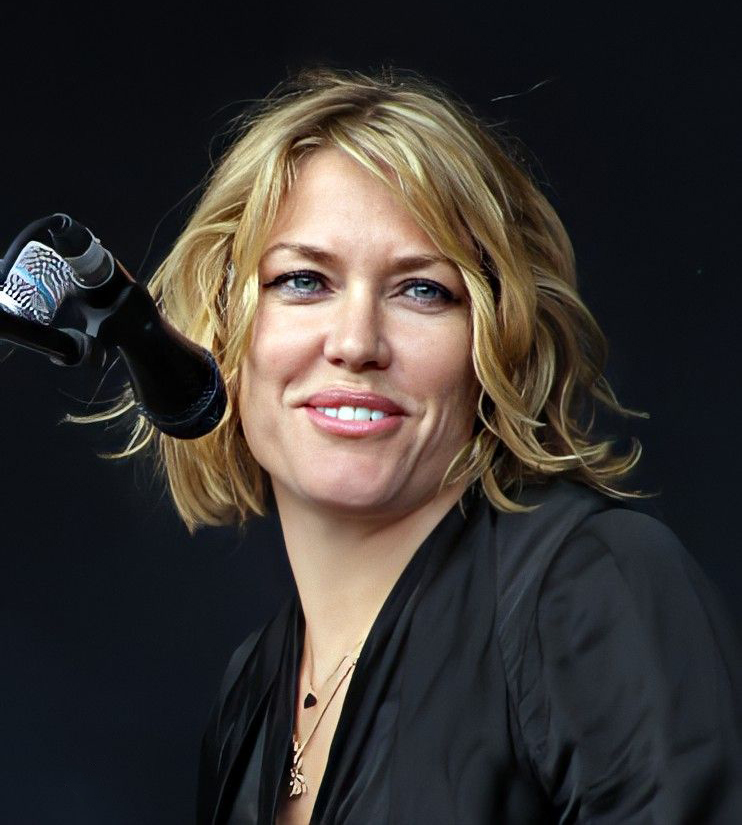 Cerys_Matthews_Glastonbury_2008_%28cropped%29.jpg