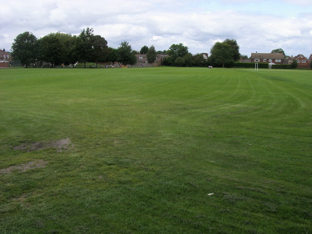 File:Chinnor Playing Field - geograph.org.uk - 941413.jpg