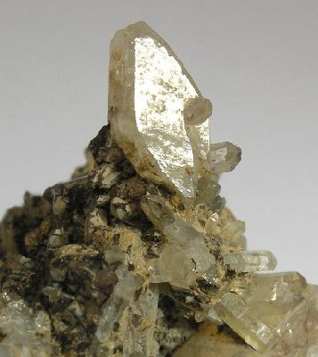 File:Cookeite-Herderite-Quartz-3d48c.jpg