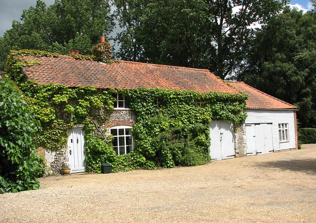 Cottage adjoining Mannington Hall - geograph.org.uk - 878974