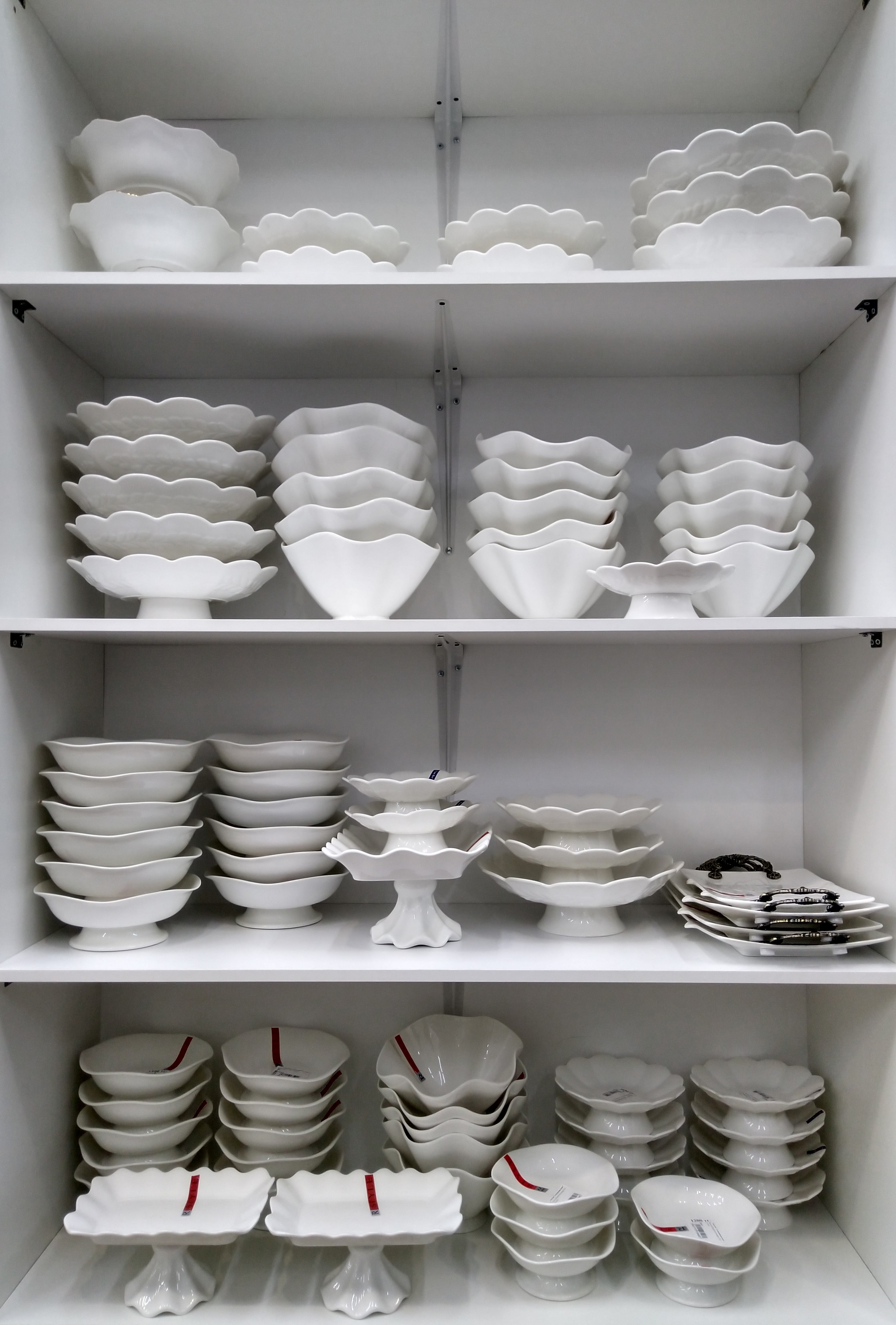 https://upload.wikimedia.org/wikipedia/commons/0/09/Dishes_on_a_shelf.jpg