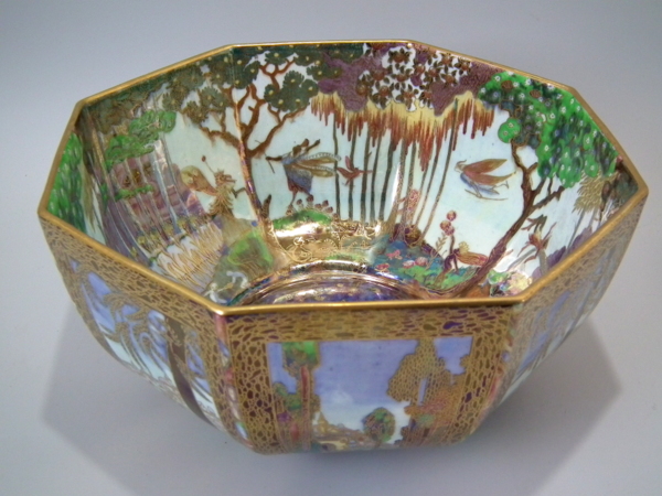 File:Fairyland Lustre octagonal bowl 1.JPG