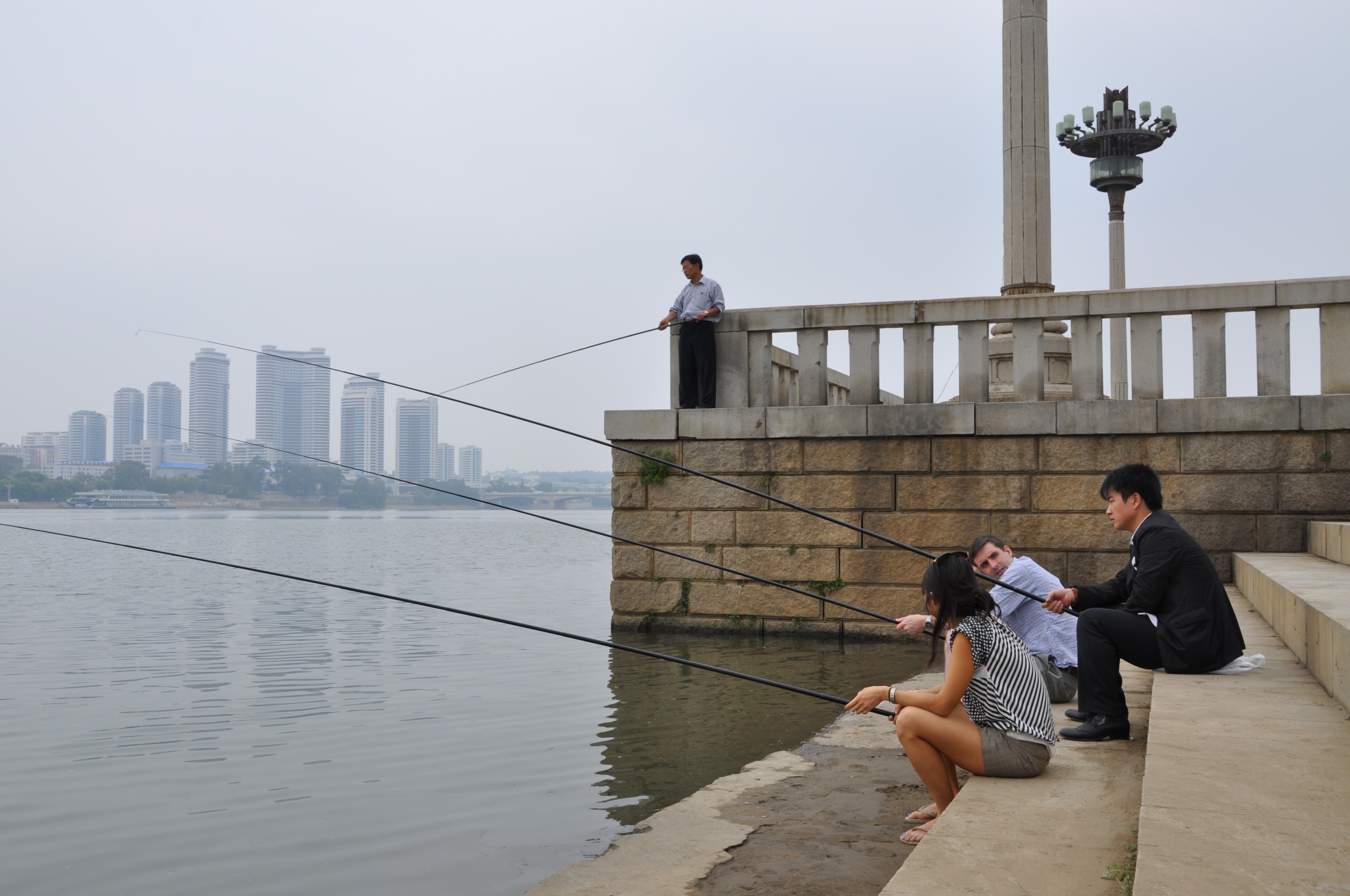 Ficheiro:Fishing on the Taedong River 대동강 in Pyongyang