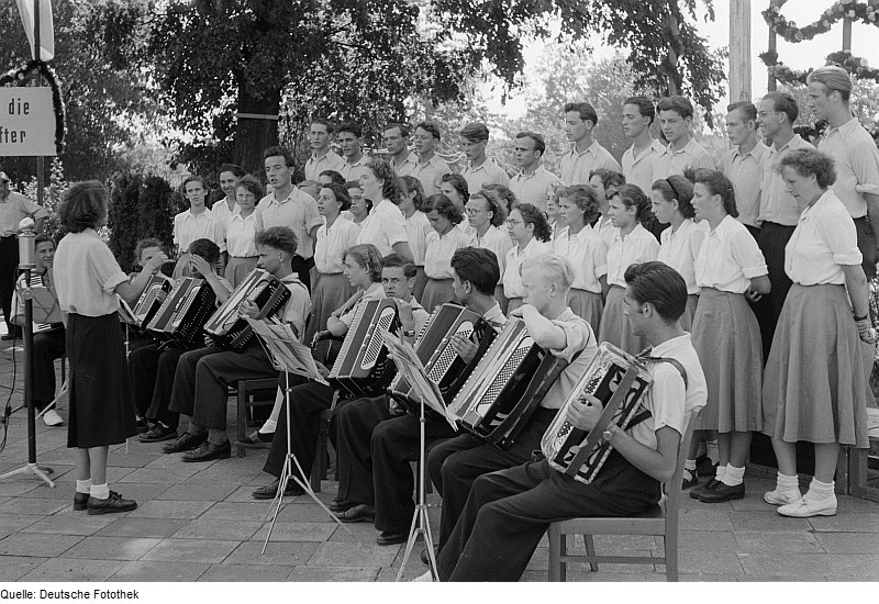 File:Fotothek df roe-neg 0006325 027 Auftritt eines Chores und Akkordeonspielern.jpg