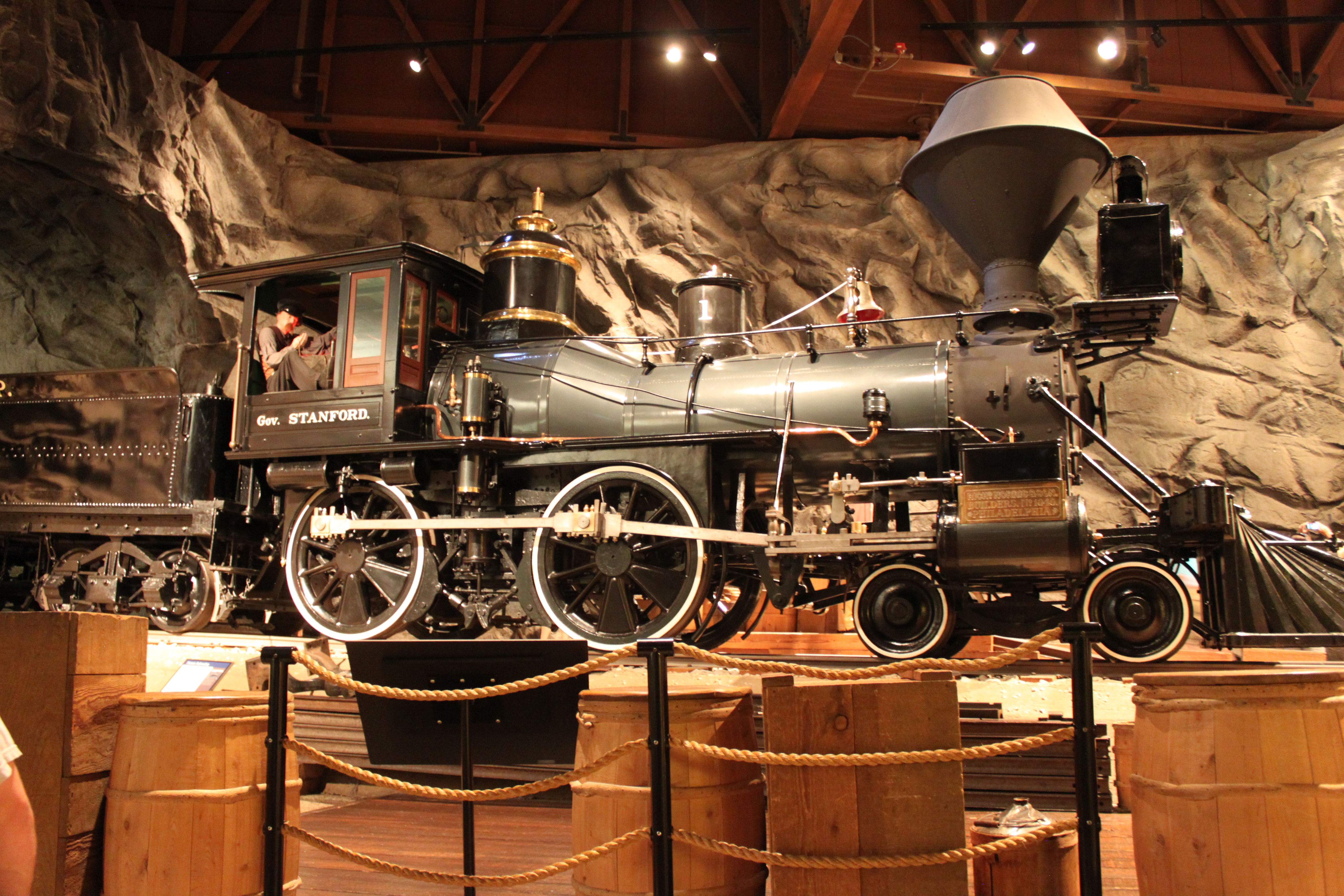 Как переводится museum. California State Railroad Museum. Железнодорожный музей Railway Museum. California State Railroad Museum in Sacramento. Музеи поездов в Америке.