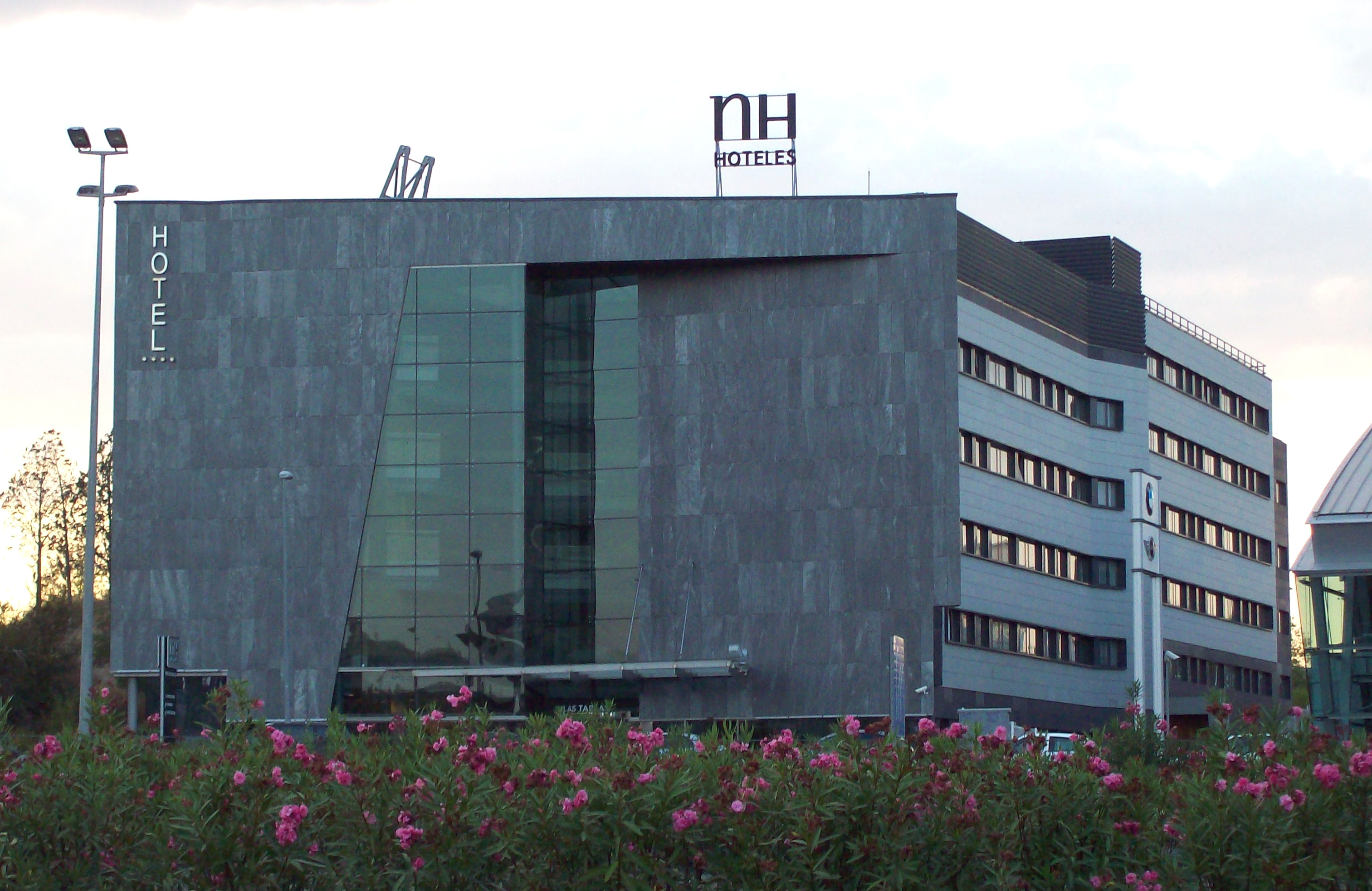 File:Hotel NH Las Tablas (Madrid) 02.jpg - Wikimedia Commons