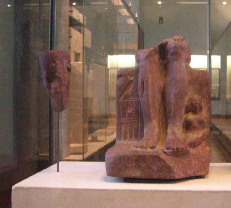 Fragments d'une statue de Djedfefrê trouvés à Abou Rawash -  Louvre_032007_20