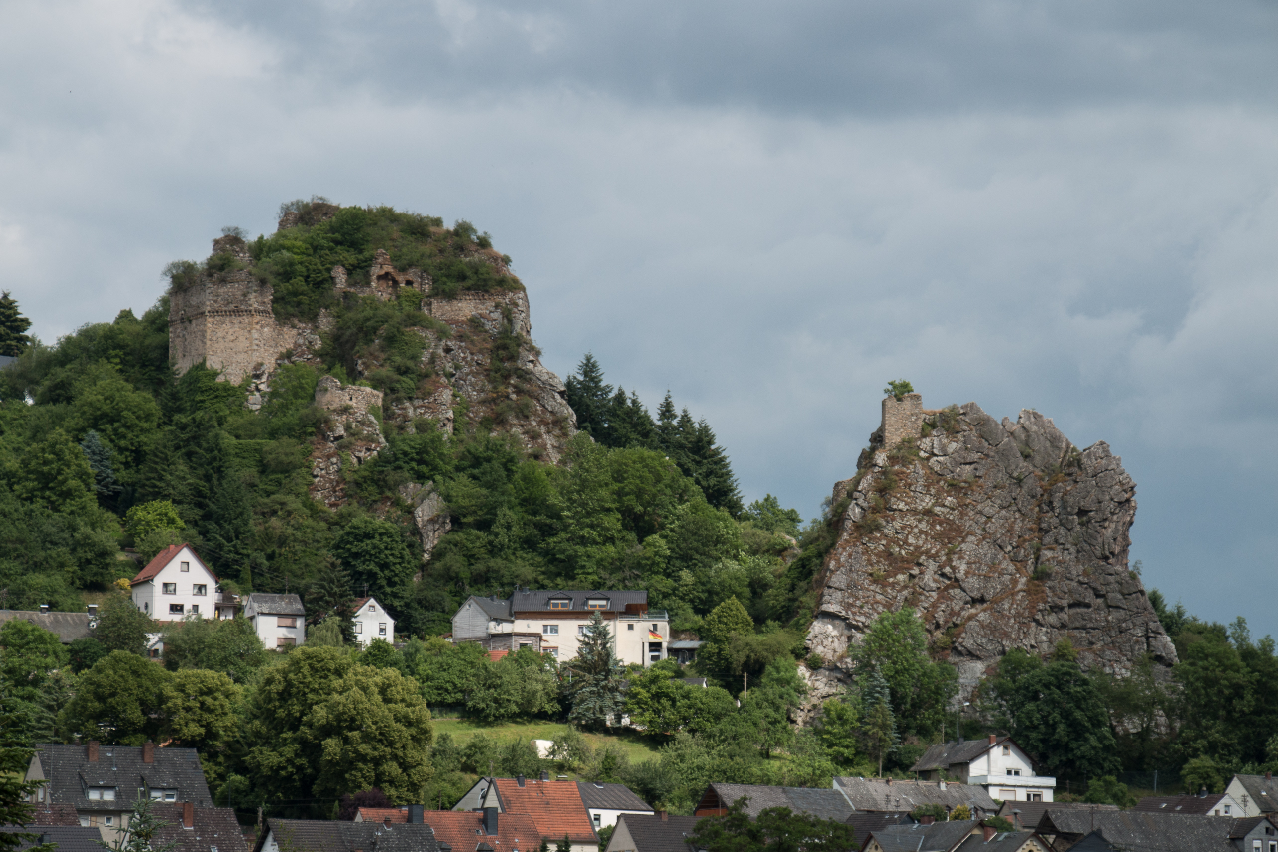 Die Burgruine Steinkallenfells im Soonwald bei Kirn, links die Burg Stein, rechts Kallenfels