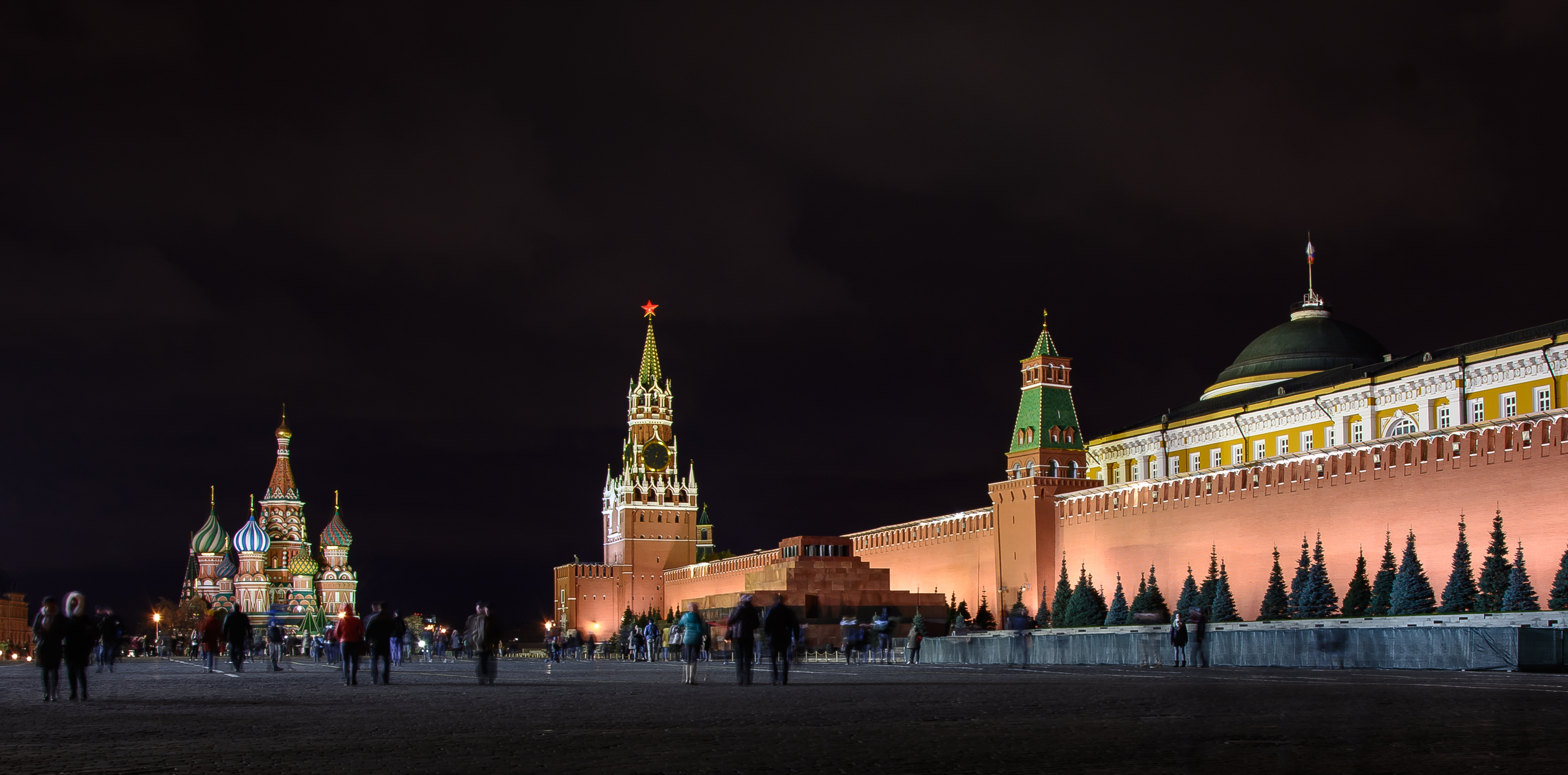 How long in moscow. Ансамбль Московского Кремля и красной площади. Архитектурный ансамбль красной площади. Ансамбль красной площади в Москве. Красная площадь ночью.