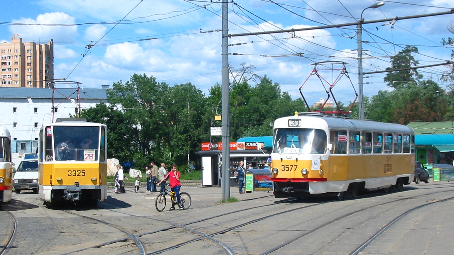 Трамвай 28 маршрут. Tram Tatra t3su. Трамвай Tatra t3. Трамвай 3 Москва. Tram Tatra t3su на осеннем фоне.