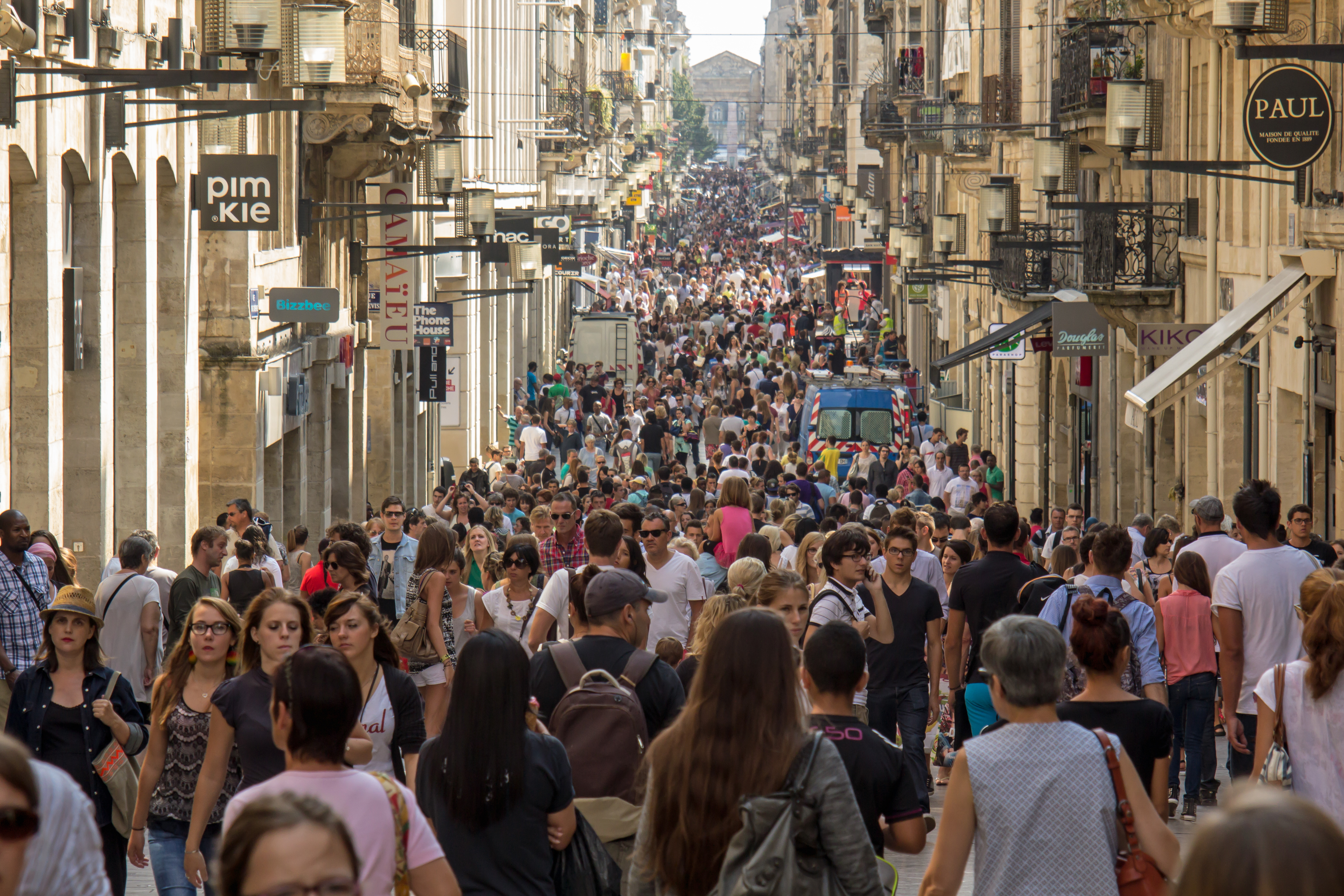 Crowded street. Улица сент-Катрин. Rue Sainte-Catherine Bordeaux. Население бордо Франция. Франция люди на улицах.