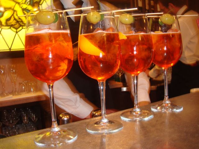 File:Spritz in bistrot de venice.jpg