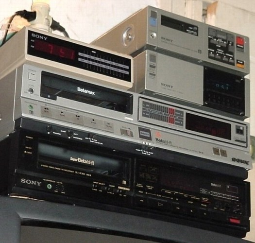 ファイル:Three betamax vcrs.jpg