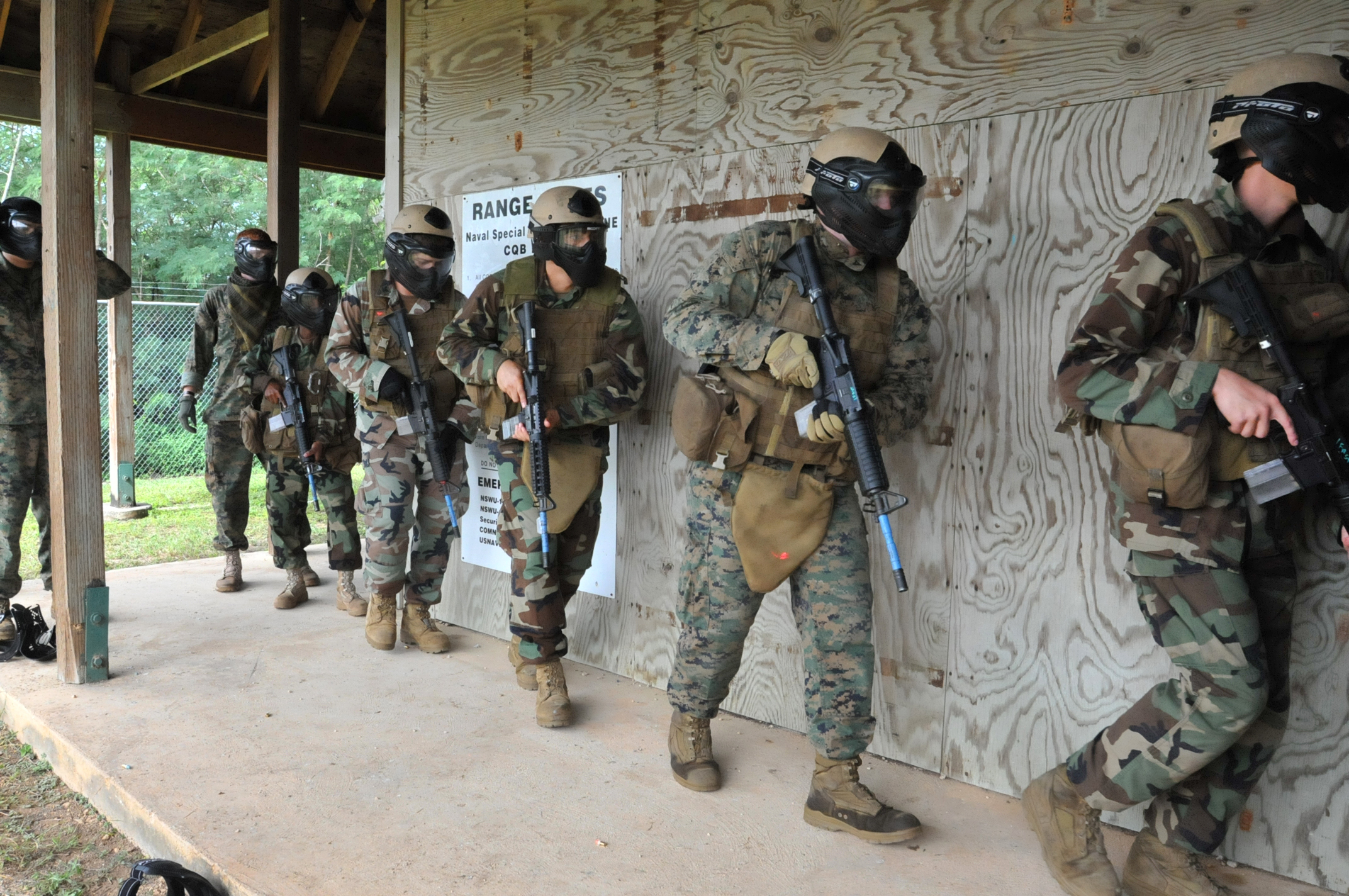 Combat marines. Тактика CQB. Страйкболисты светлая сторона. Страйкбол темная сторона. Спецназ соревнования close Quarters Combat.