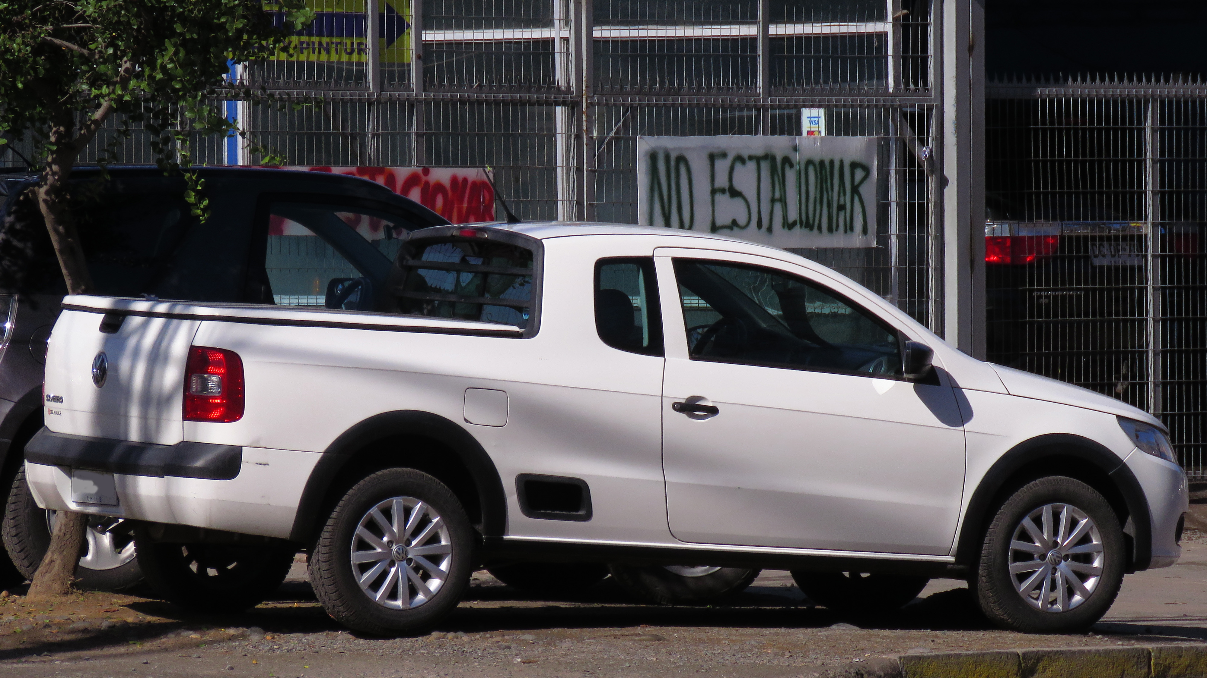 I present my (soon to be sold ) VW Saveiro Cross 2012, a brazilian  frontwheel drive compacte Truck (ute) that has been a great adveture  partner. The only mods i made was