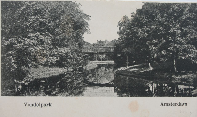 File:Vondelpark met ijzeren brug.jpg