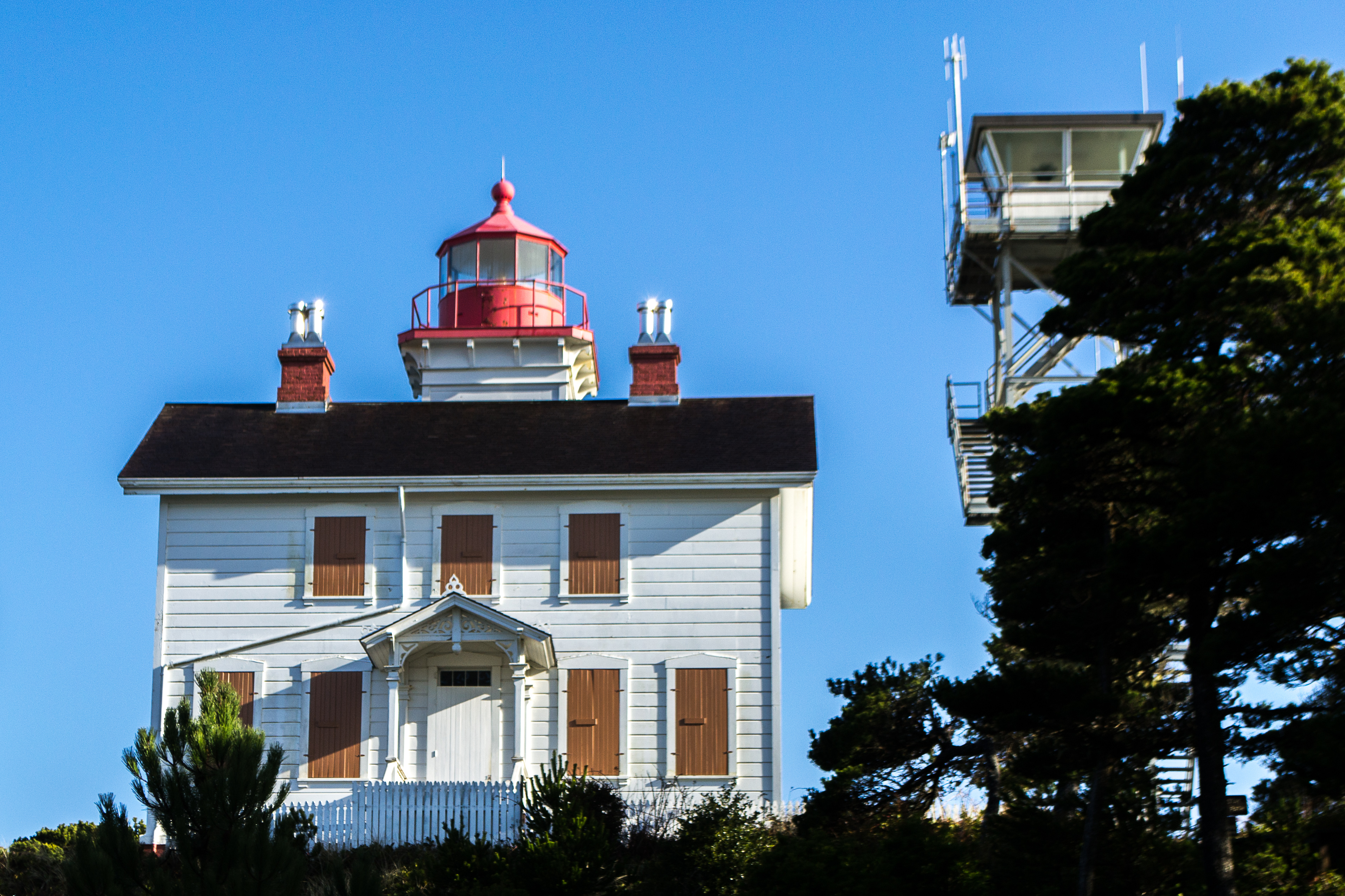 Bay light. Маяк Яквина. Yaquina Bay. Маяк Яквина в Орегоне. Terrible Tilly abandoned Lighthouse Crypt.