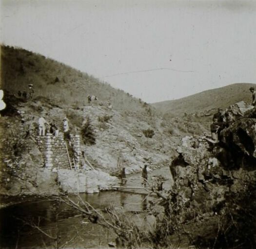 File:(12) - 26 Mars 1918 - Grèce Macédoine - Vallée de la Kodza - Voie de 60 - Arbre-Noir Bifur - Pont 1 en cours de traveaux (vue aval) (cropped).jpg