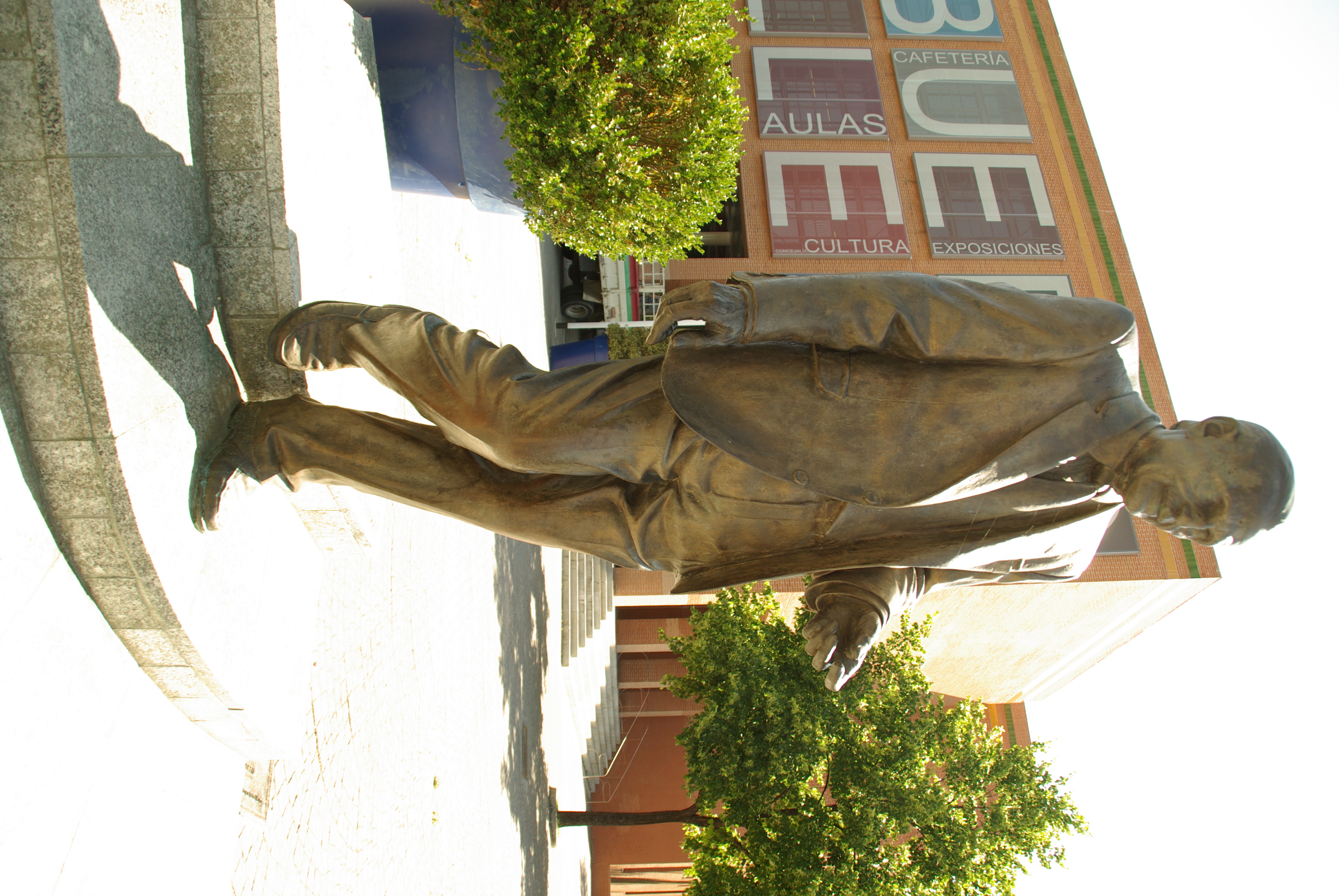 Estatua de Buero Vallejo frente al centro cultural de [[Alcorcón