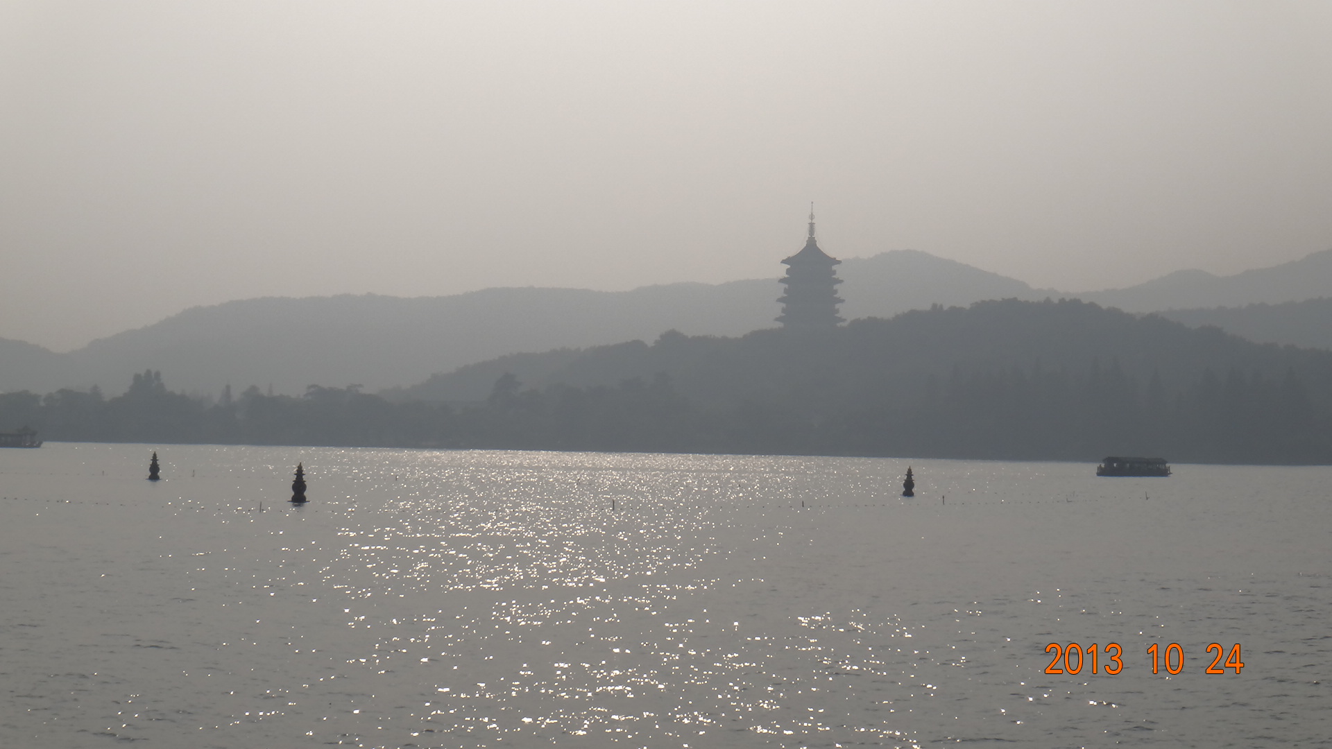 File 杭州 西湖游船 背景 三潭印月 雷峰塔 Panoramio Jpg Wikimedia Commons