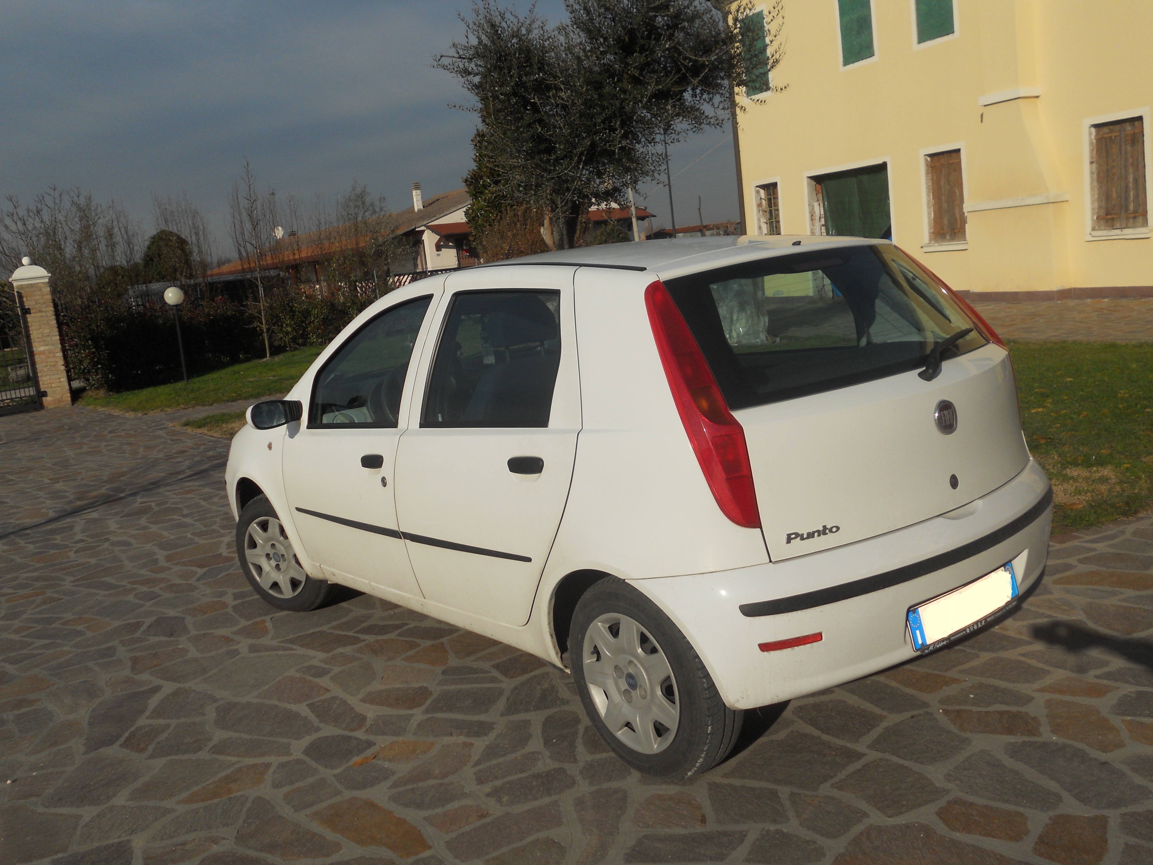 File:Fiat Punto 188 facelift.JPG - Wikimedia Commons