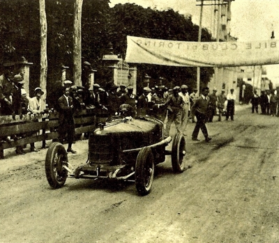 File:1928-07-08 Susa Moncenisio winner Alfa Romeo P2 Campari.jpg