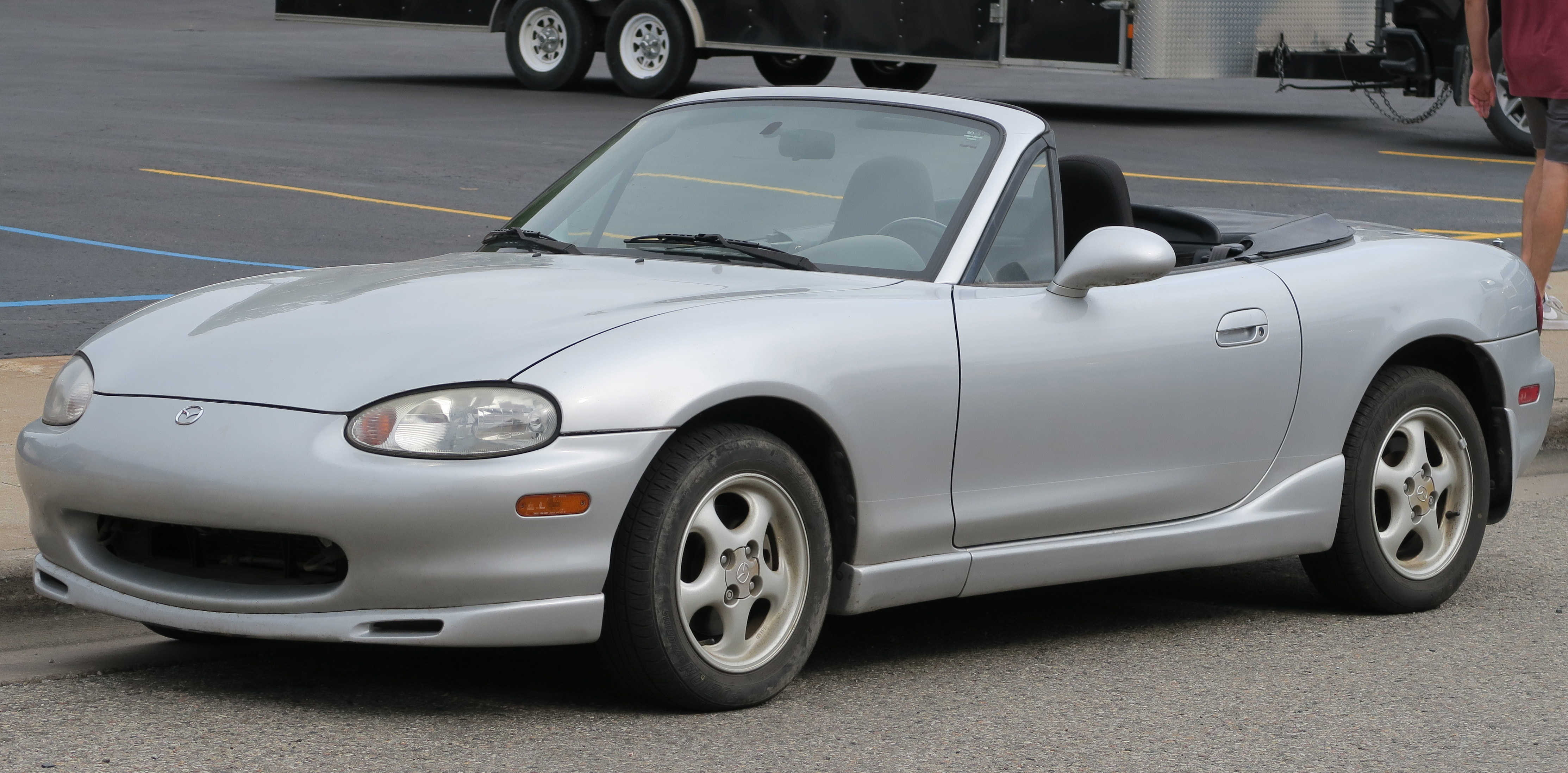 File:1999 Mazda MX-5 Miata Base in Highlight Silver Metallic, Front Left,  08-06-2022.jpg - Wikipedia