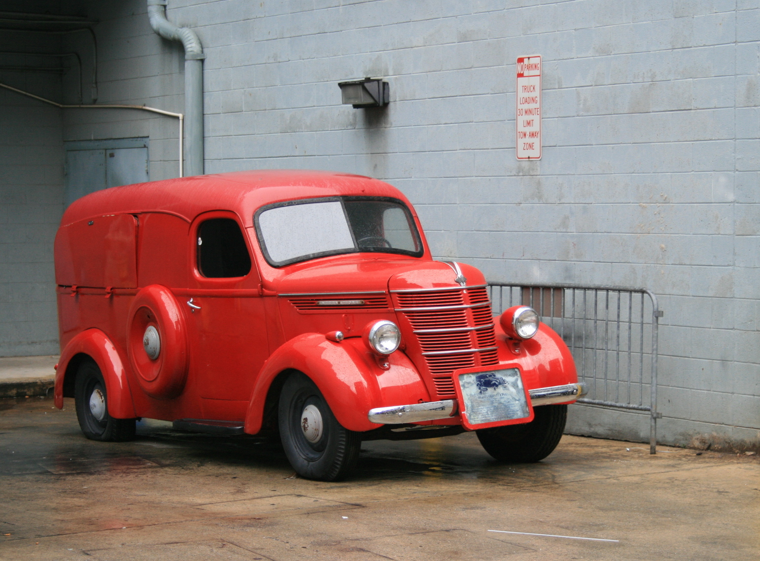 File:20080314 Antique red truck in Atlanta.jpg  Wikimedia Commons