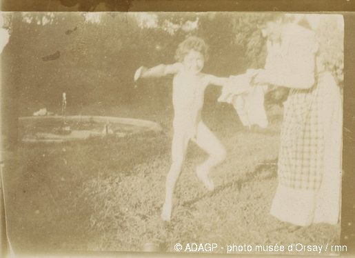 File:Andrée Terrasse essuyant Charles, qui esquisse un pas de danse.gif