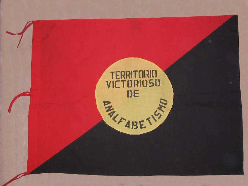 File:Bandera territorio victorioso analfabetismo.jpg