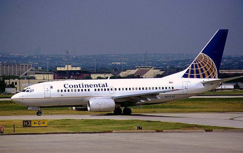 File:Boeing 737-724, Continental Airlines AN0067671.jpg