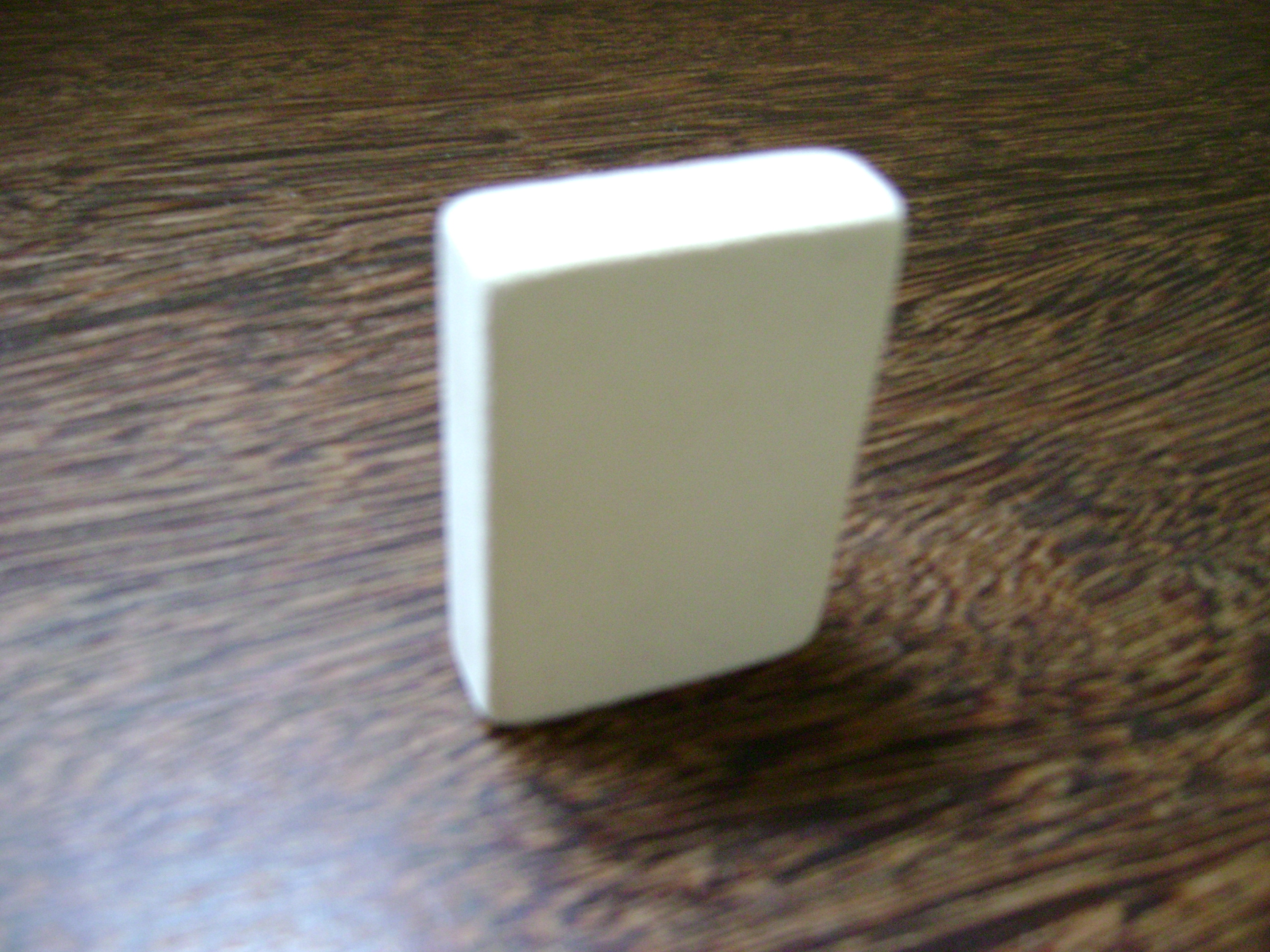 Grande gomme blanche rectangulaire pour écolier