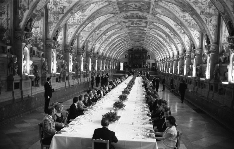 File:Bundesarchiv B 145 Bild-F033778-0027, München, Staatsbesuch König von Belgien.jpg