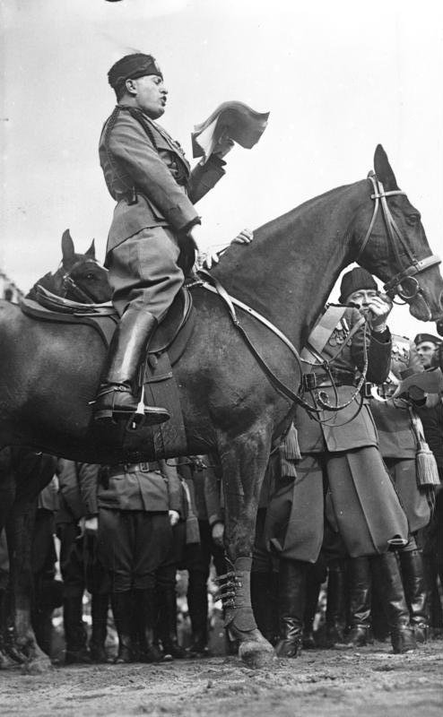 Mussulini a caballo pasando revista. Fuente y autoría: Bundesarchiv, Bild 102-08300 / CC-BY-SA