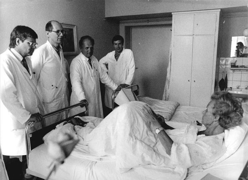 File:Bundesarchiv Bild 183-1988-0809-316, Rostock, Klinik für Innere Medizin, Arztvisite.jpg