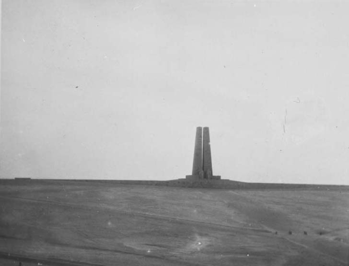 File:COLLECTIE TROPENMUSEUM Oorlogsmonument aan het Suezkanaal TMnr 60018229.jpg