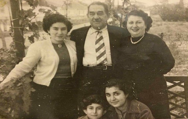 File:Cahangir bəy Novruzov Ailəsi ilə.jpg